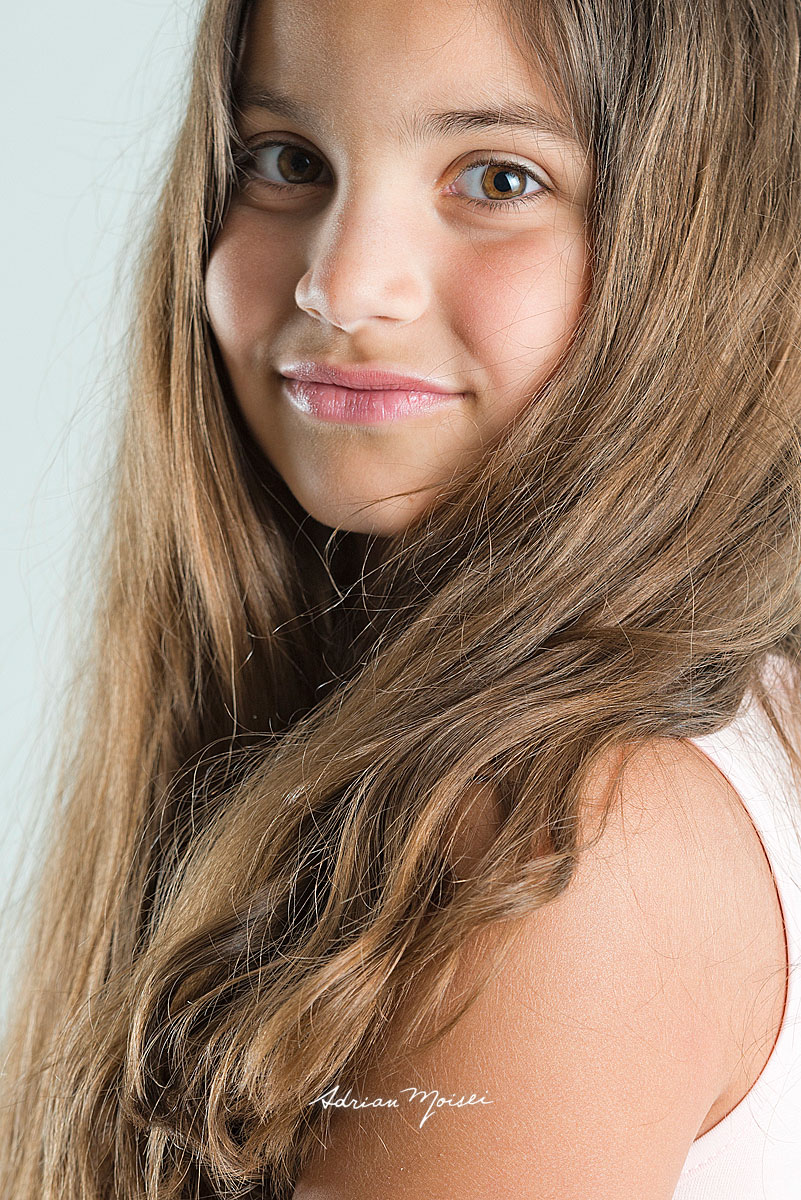 Fotografie de studio a unei fete de 9 ani
