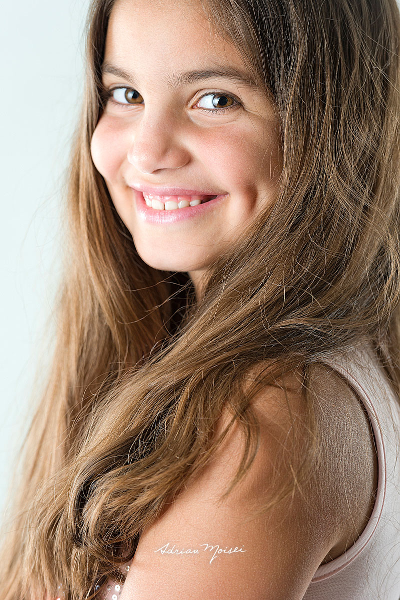 Fotografie de studio a unei fete de 9 ani