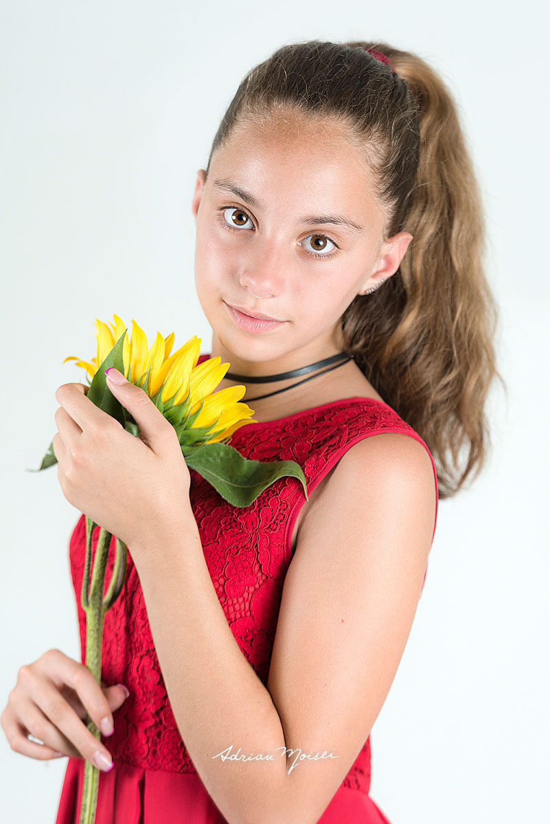 Portret de fata in rochie rosie