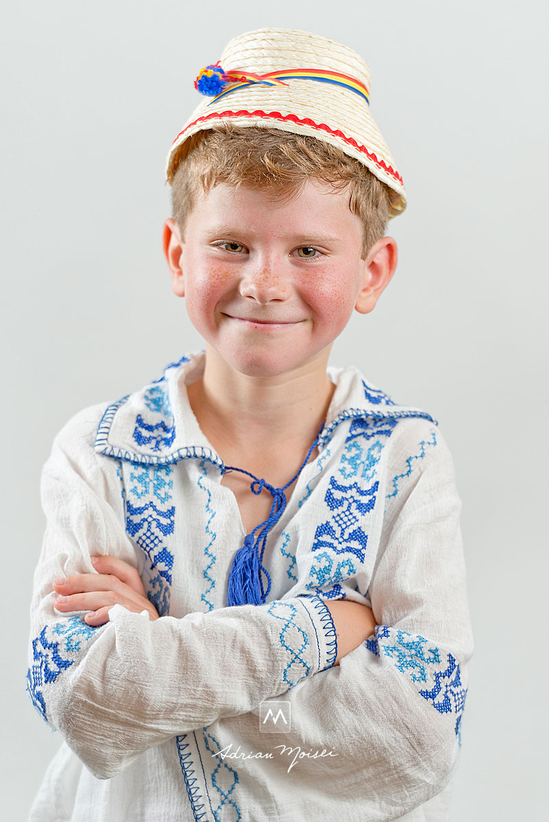 Portret de copil imbracat in straie traditionale
