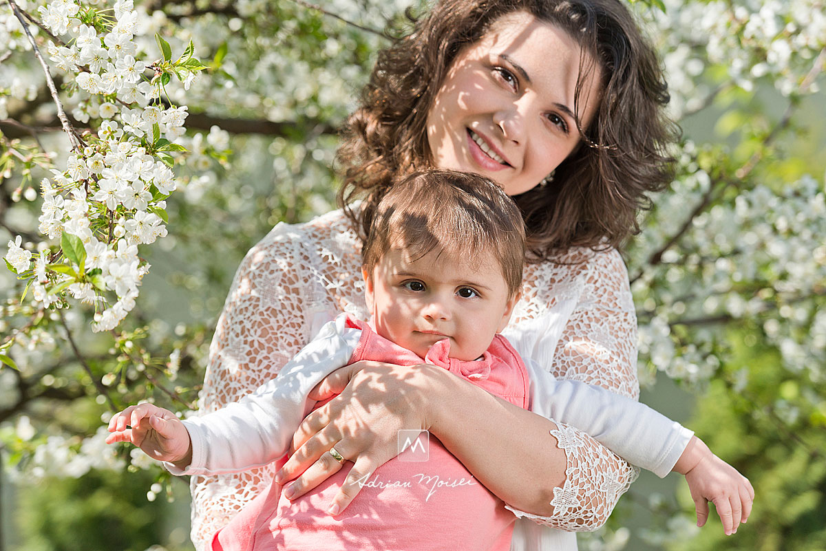 Livada inflorita: mama si fiica