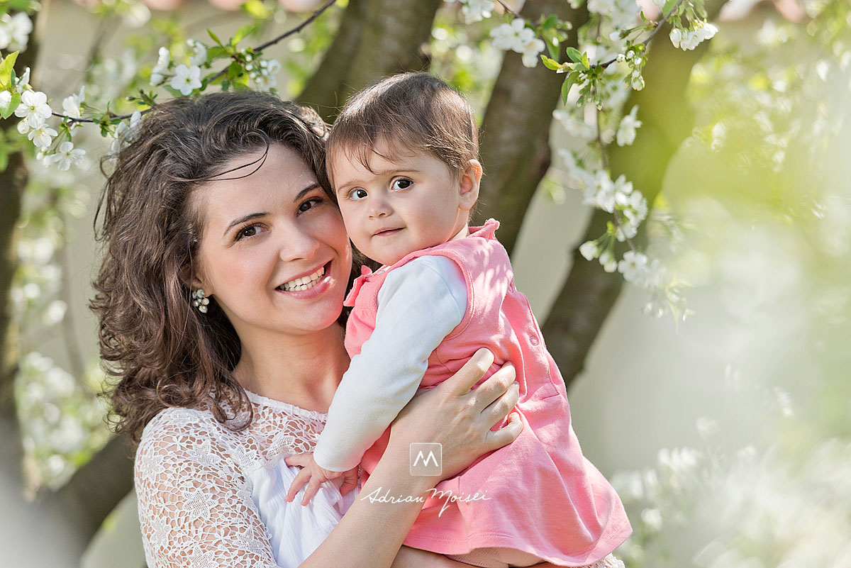 Mama si fiica la inceput de primavara, in livada