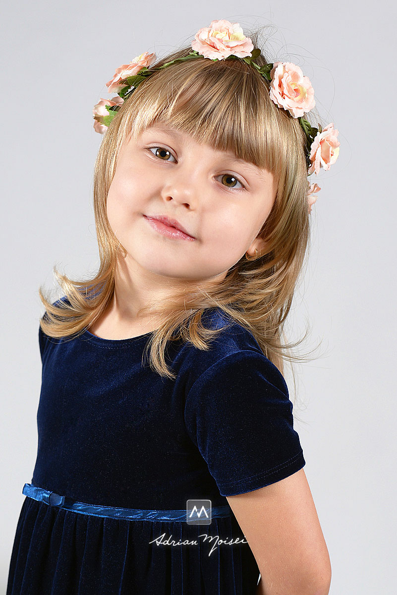 Portret de fetiță în studio, fotografii facute in studio foto Iași