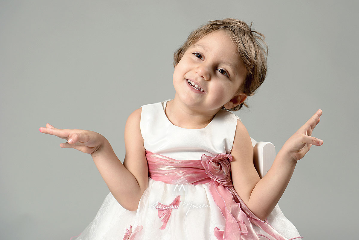 Portret de fetiță în studio, fotografii facute in studio foto Iași