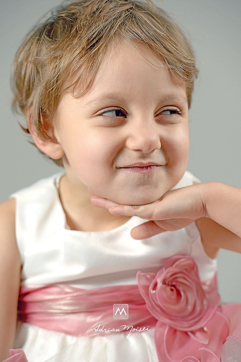 Portret de fetiță în studio, fotografii facute in studio foto Iași