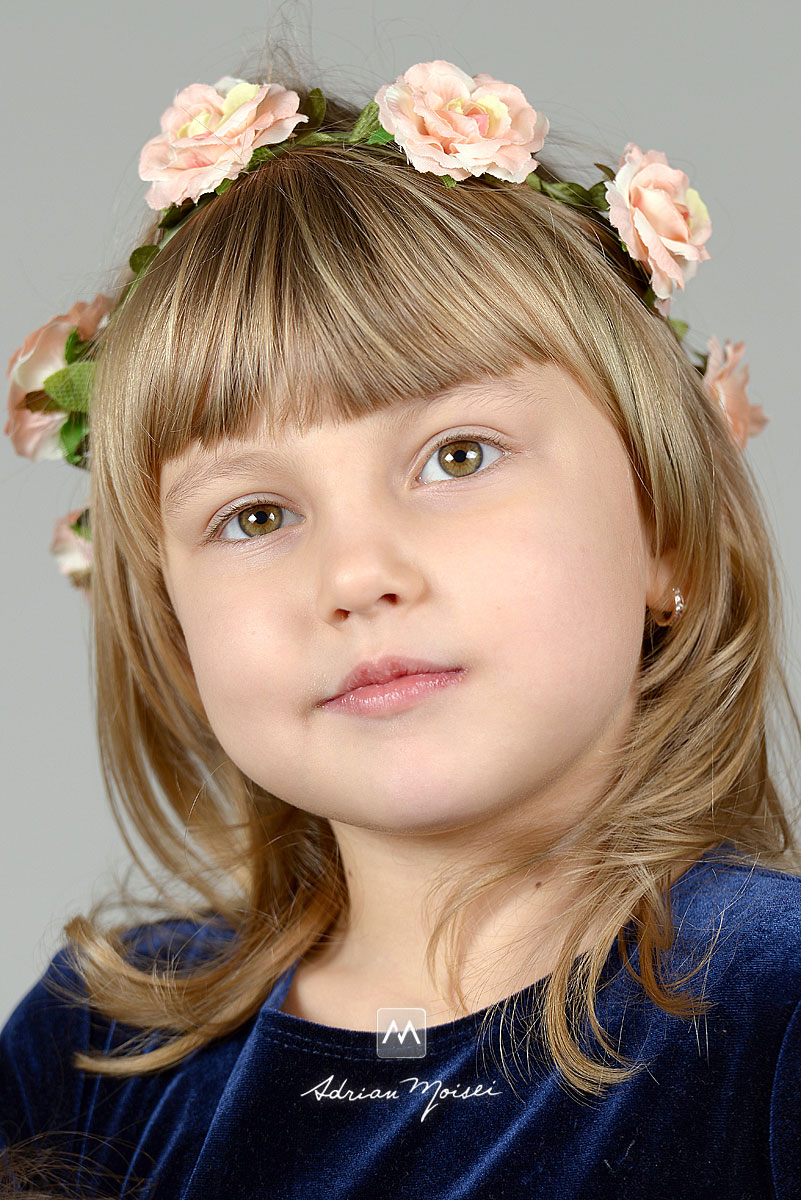 Portret de fetiță în studio, fotografii facute in studio foto Iași