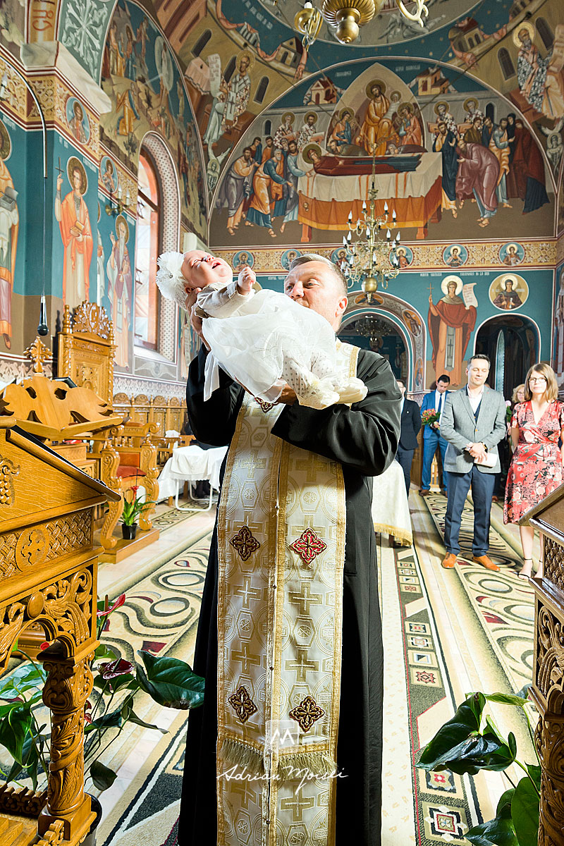 Fotografie de botez în Iași, realizată de Adrian Moisei la biserica Biserica Sfinții Apostoli Petru și Pavel, fotograf botez Iași