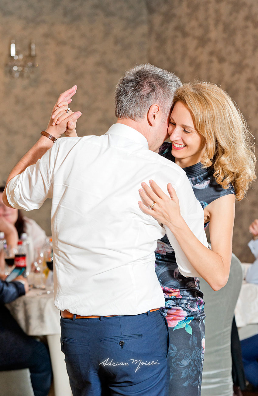 Cuplu dansând la petrecerea de nuntă, fotograf nuntă Iași