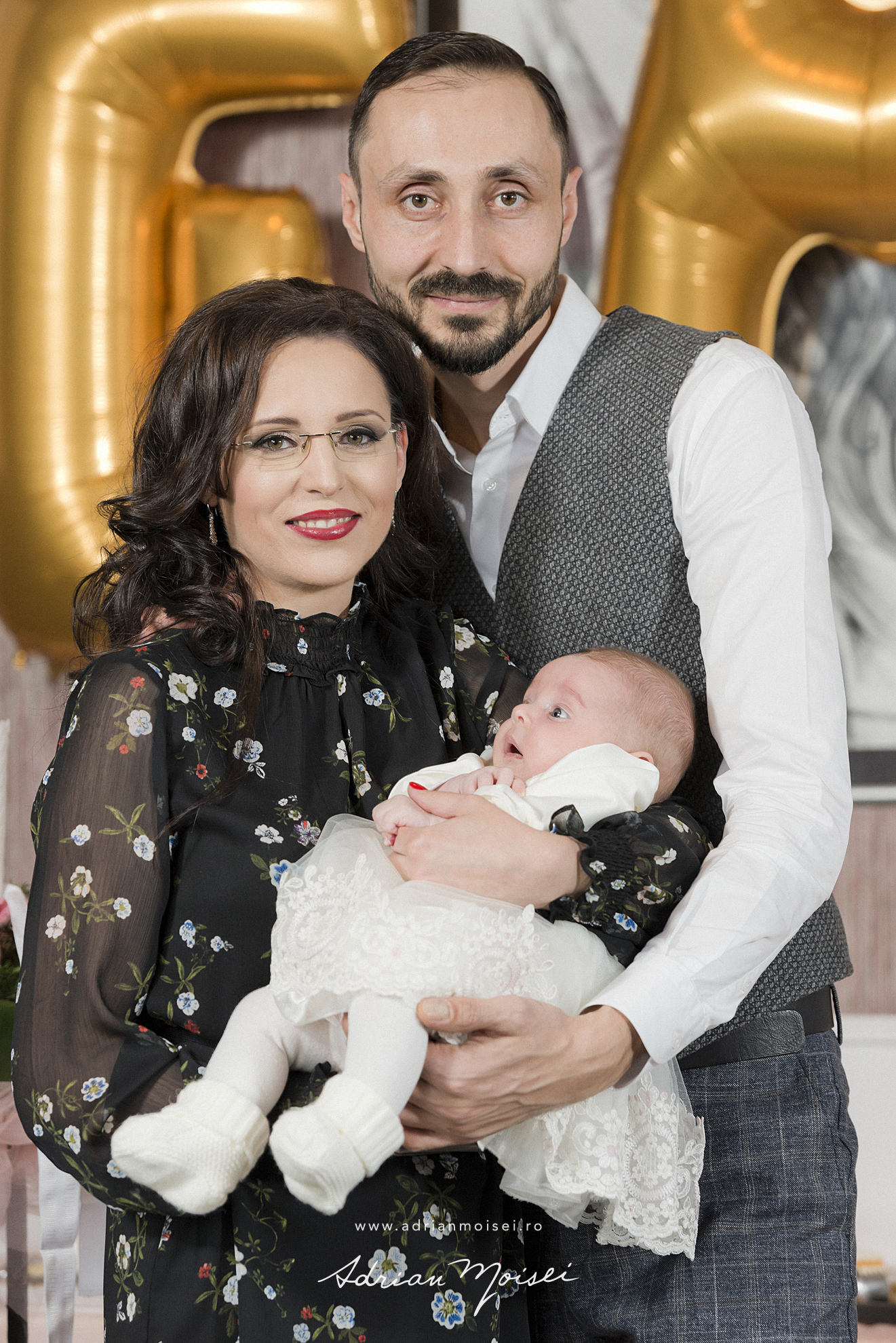 Fotograf de familie in Iasi - parinti cu bebelus in brate - de Craciun - foto Adrian Moisei
