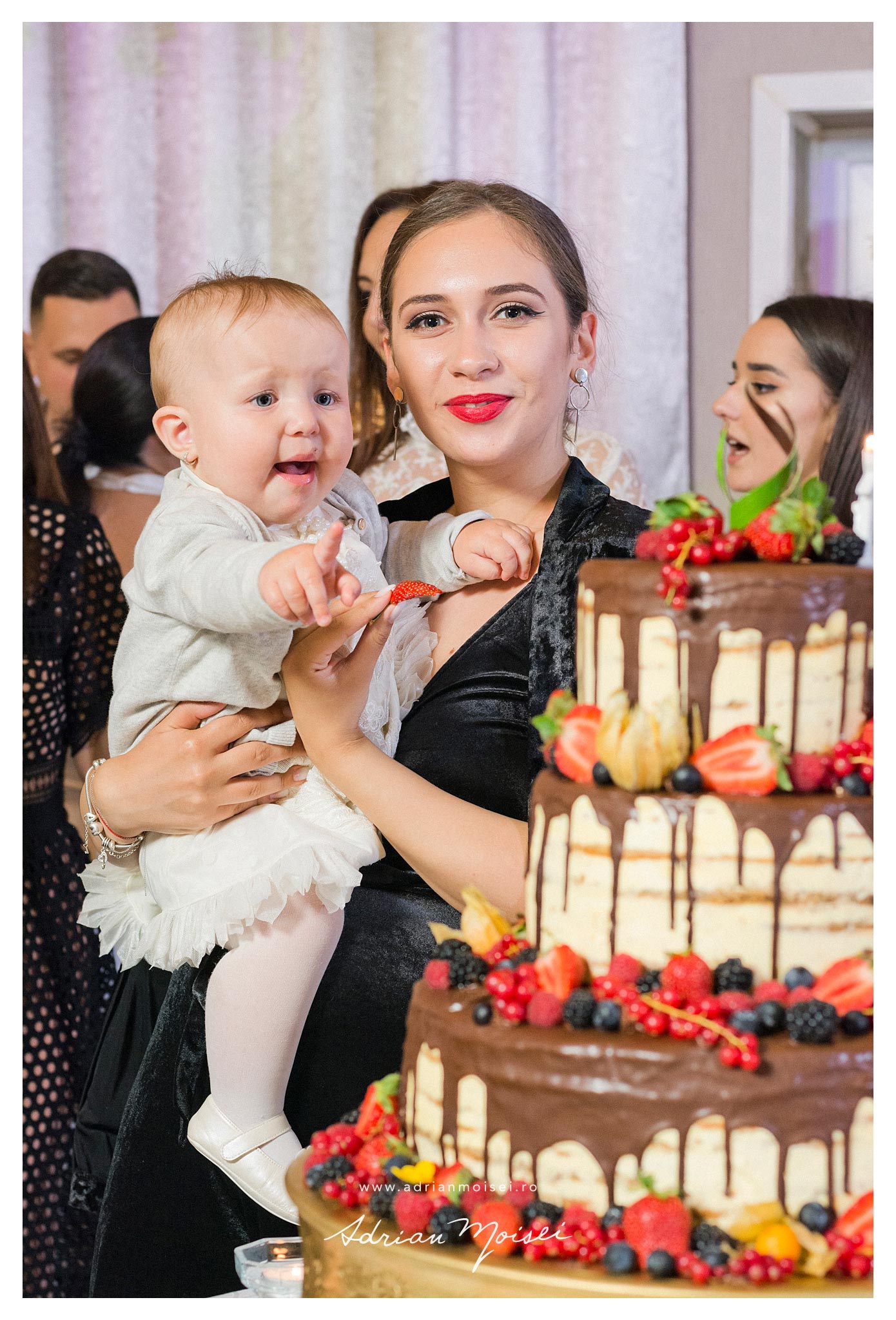Tort delicios la taierea motului unei copile minunate, Adrian Moisei fortograf Iasi