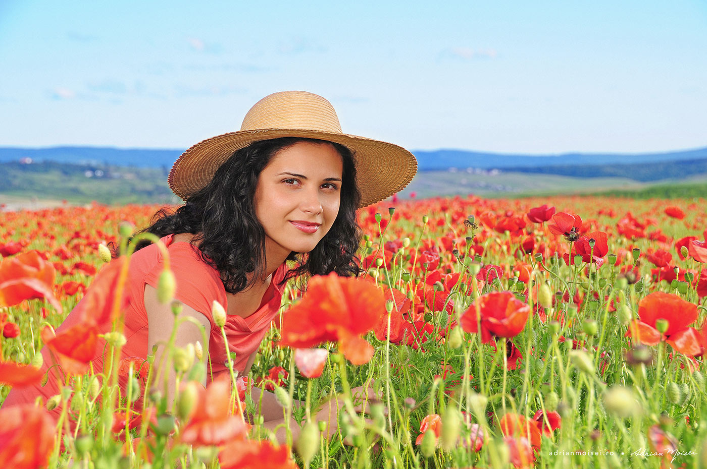 Fotograf portret cu o fermecatoare fata in lanul de maci, fotograf Iasi Adrian Moisei