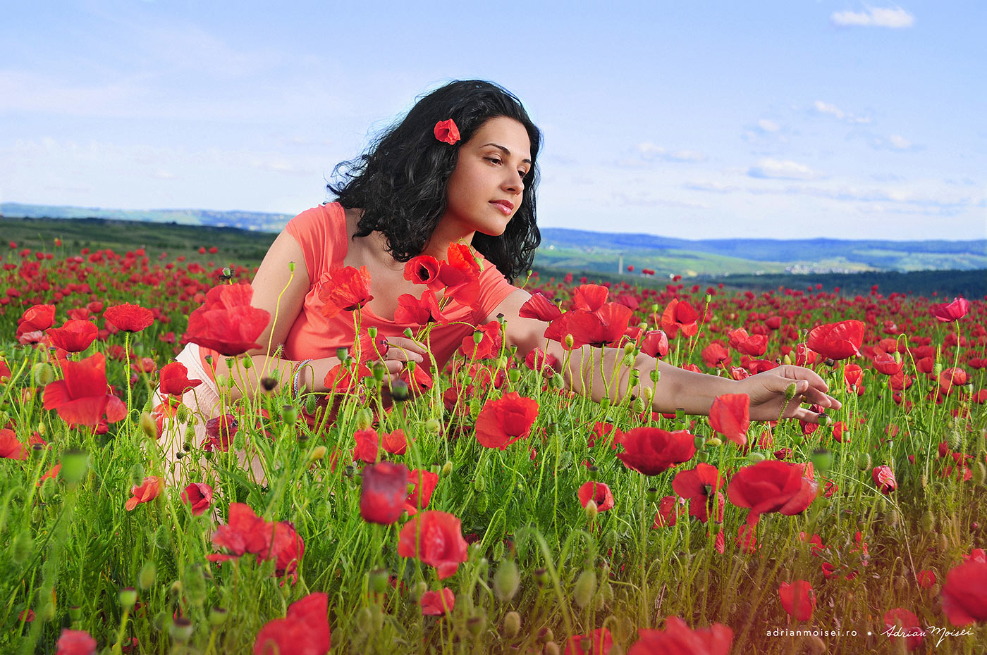 Fotograf portret cu o fermecatoare fata in lanul de maci, fotograf Iasi Adrian Moisei