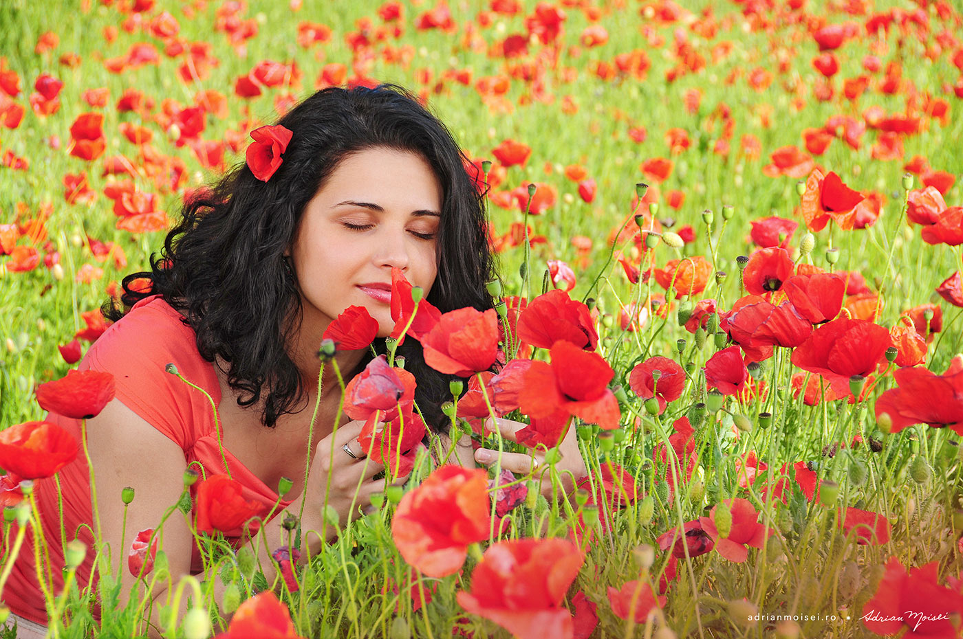 Fotograf portret cu o fermecatoare fata in lanul de maci, fotograf Iasi Adrian Moisei