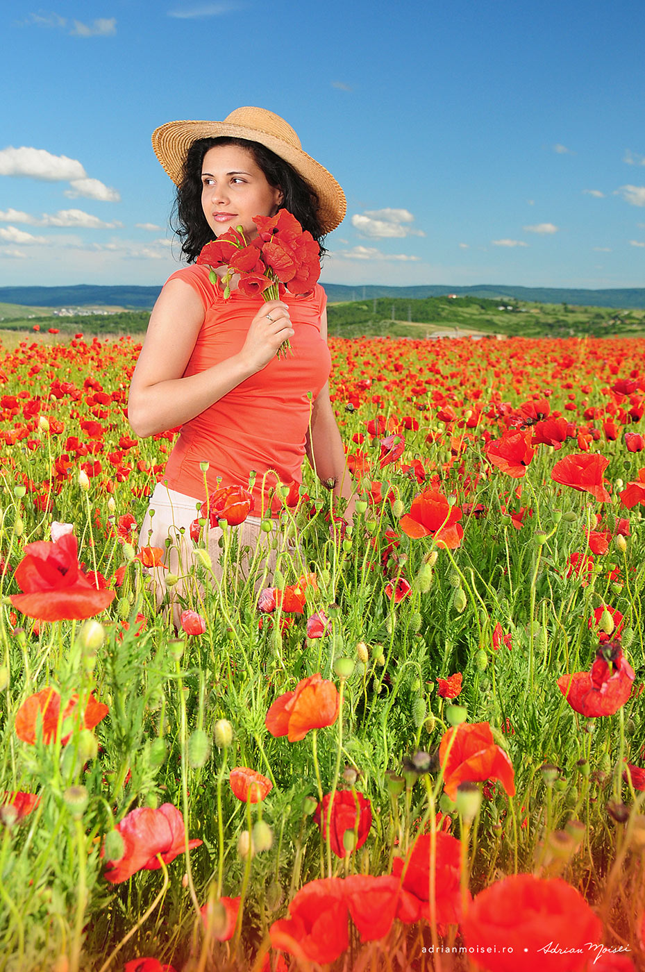Fotograf portret cu o fermecatoare fata in lanul de maci, fotograf Iasi Adrian Moisei