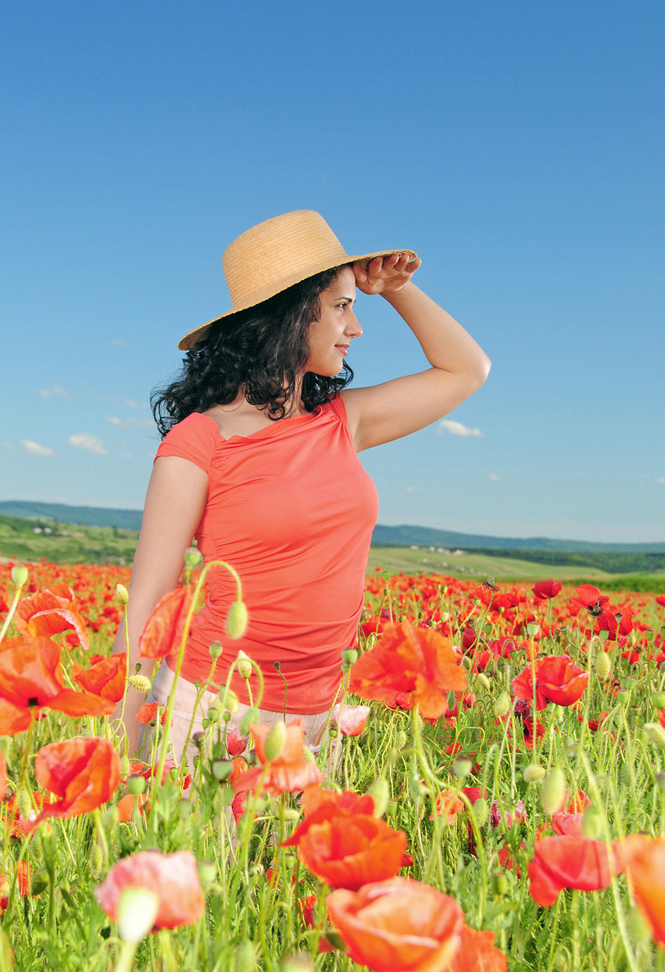 Fotograf portret cu o fermecatoare fata in lanul de maci, fotograf Iasi Adrian Moisei