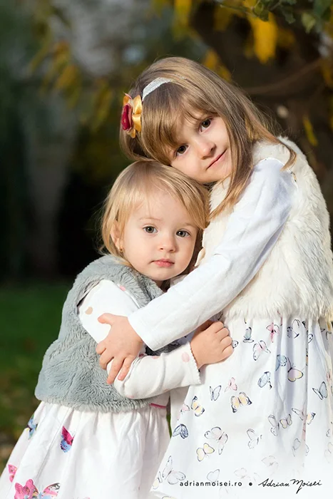Fotografie de familie Iasi in livada mea de la studio foto video. Fotografii toamna copii adorabili