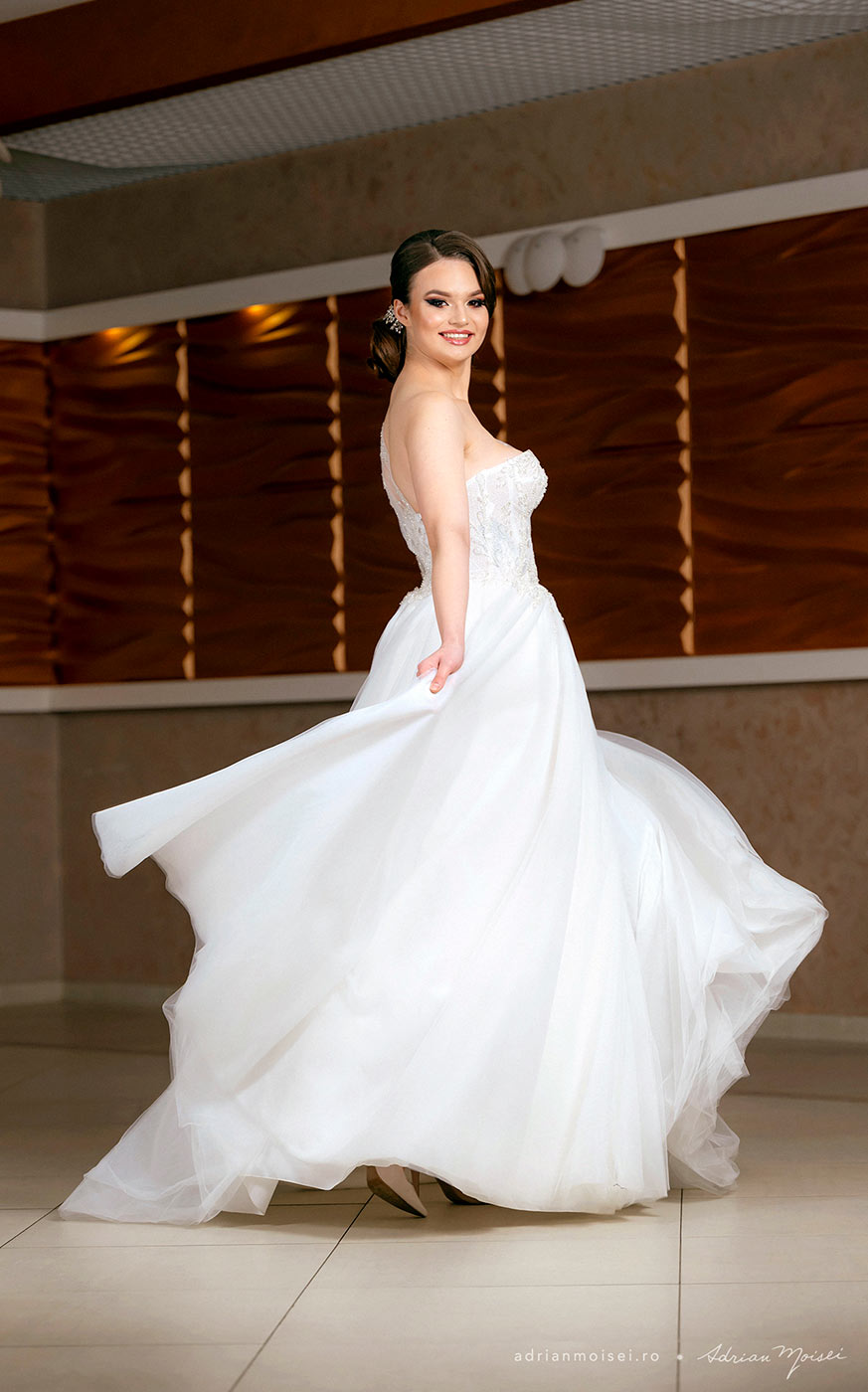 Colaborare intre fotograf nunta Iasi, Adrian Moisei, salon de coafura si make-up Alpha Style si Reya rochii de mireasa