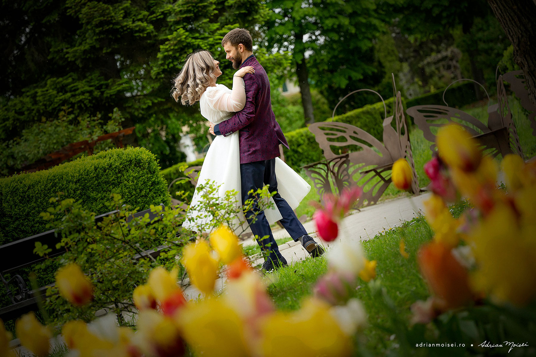 Fotograf nunta Iasi, Adrian Moisei, in gradina botanica alaturi de miri indgragostiti