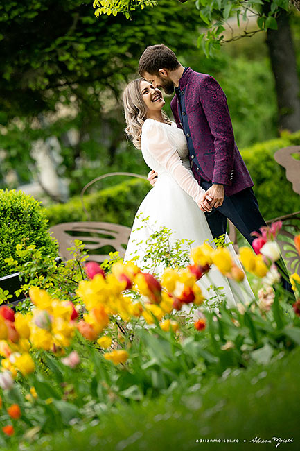 În grădina botanică, primăvara înflorită inspiră tinerii îndrăgostiți, fotograf nuntă Iași
