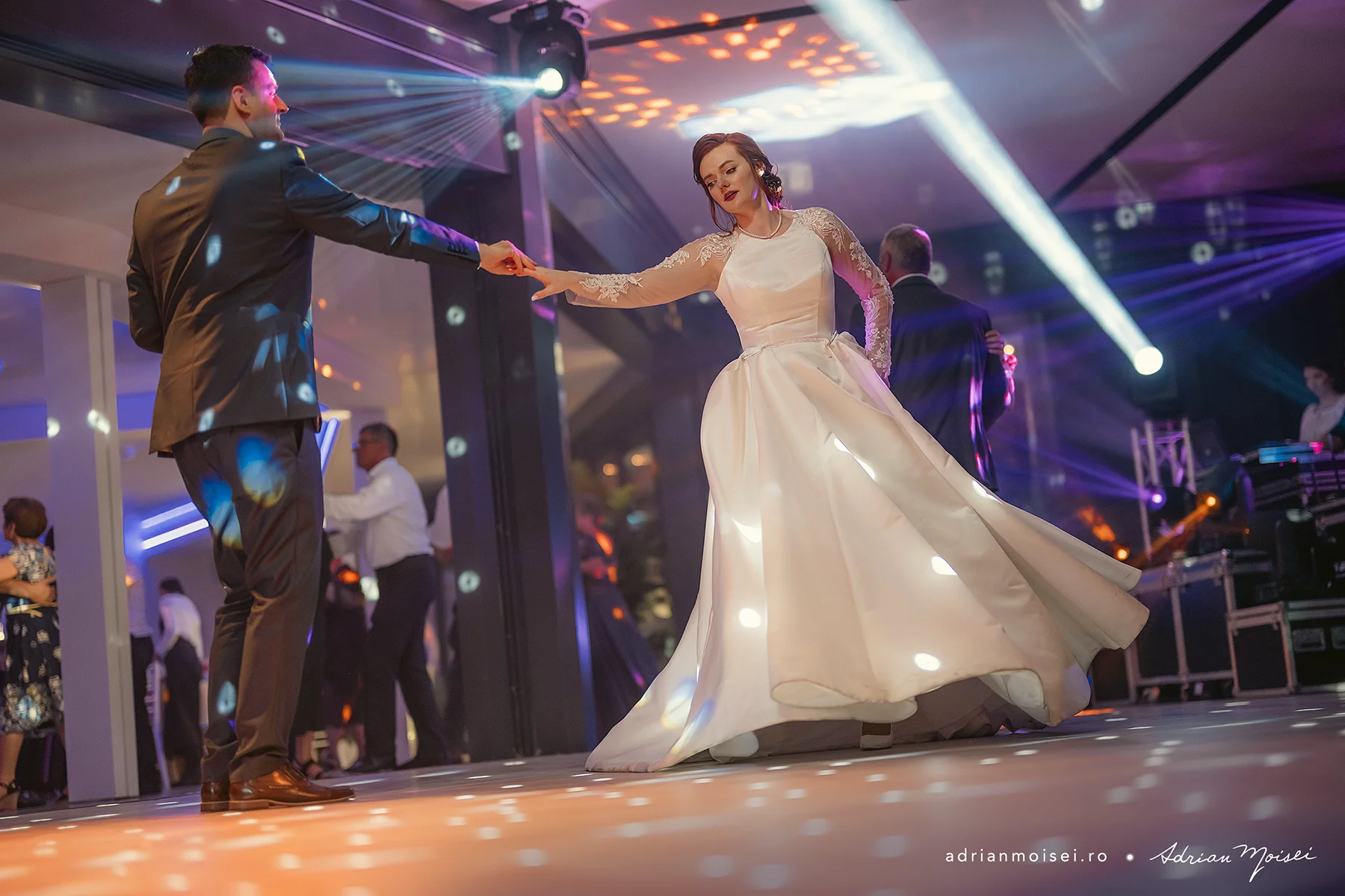 Atmosferă romantică la dansul mirilor – Bloom Elysium Iași, fotografie de nuntă