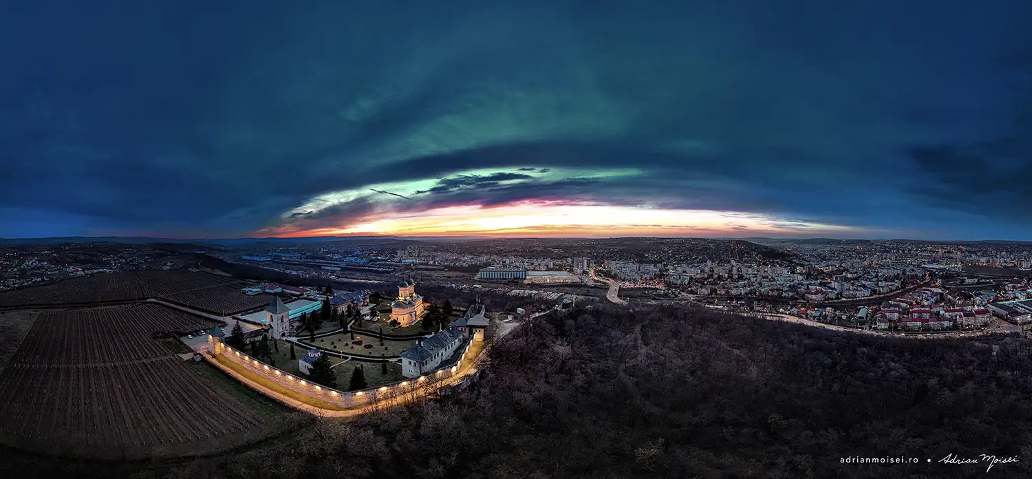 Lucrarea „Frecvența percepției” semnată de Adrian Moisei, expusă la Artis 2025, Galeria Studio 7-9, Iași